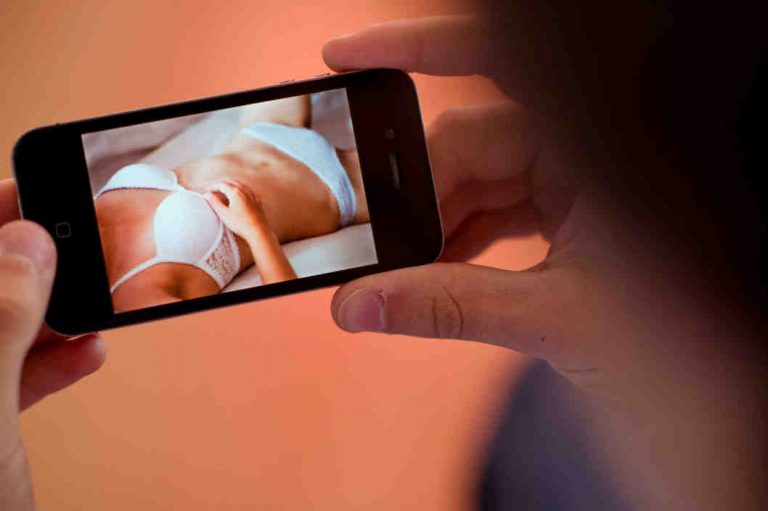 Sexting e foto hot in rete: tutti i rischi nascosti