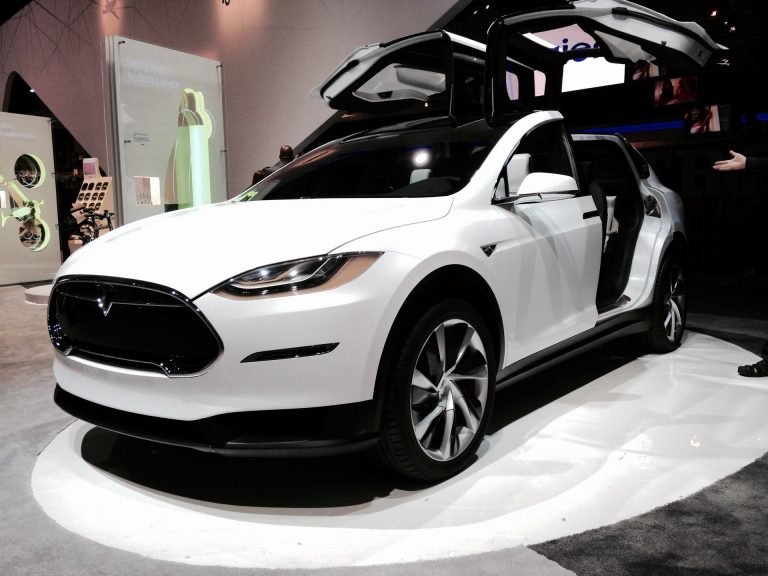 Tesla: è stata presentata la sua Model X