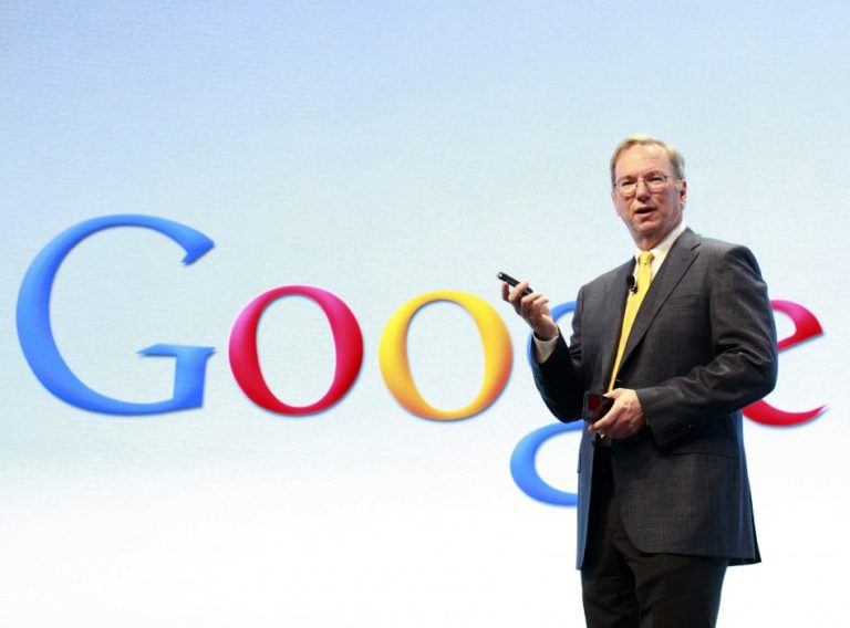 Eric Schmidt, Presidente esecutivo di Google, usa un iPhone