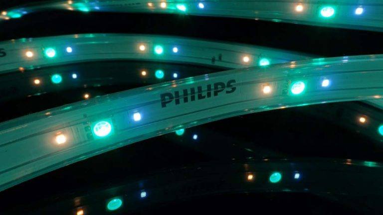 Philips Hue lightstrip plus: la striscia luminosa al LED disponibile su Amazon