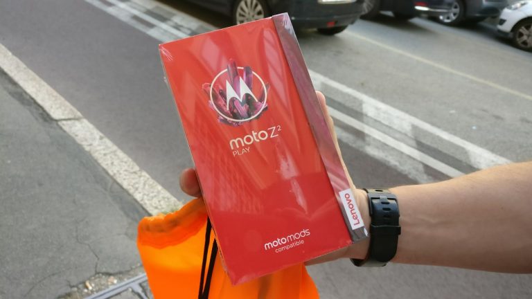 Motorola Moto Z2 Play ufficiale con nuove MotoMods