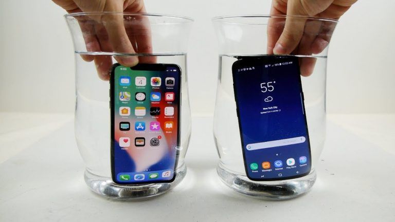 Cosa ci fa iPhone X in un bicchiere d’acqua insieme a Galaxy S8?